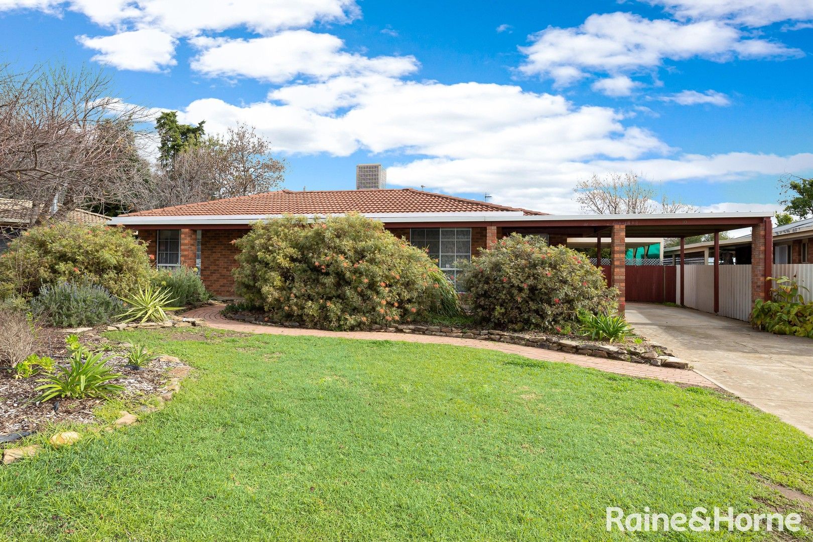 3 bedrooms House in 10 Kobi Place GLENFIELD PARK NSW, 2650