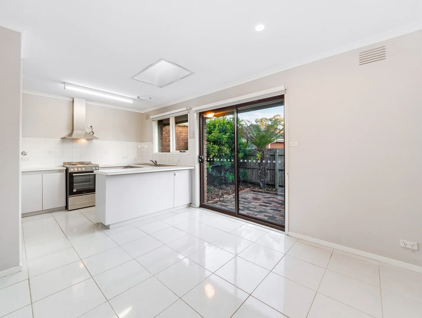 2/15 Tucker Street, Cranbourne VIC 3977