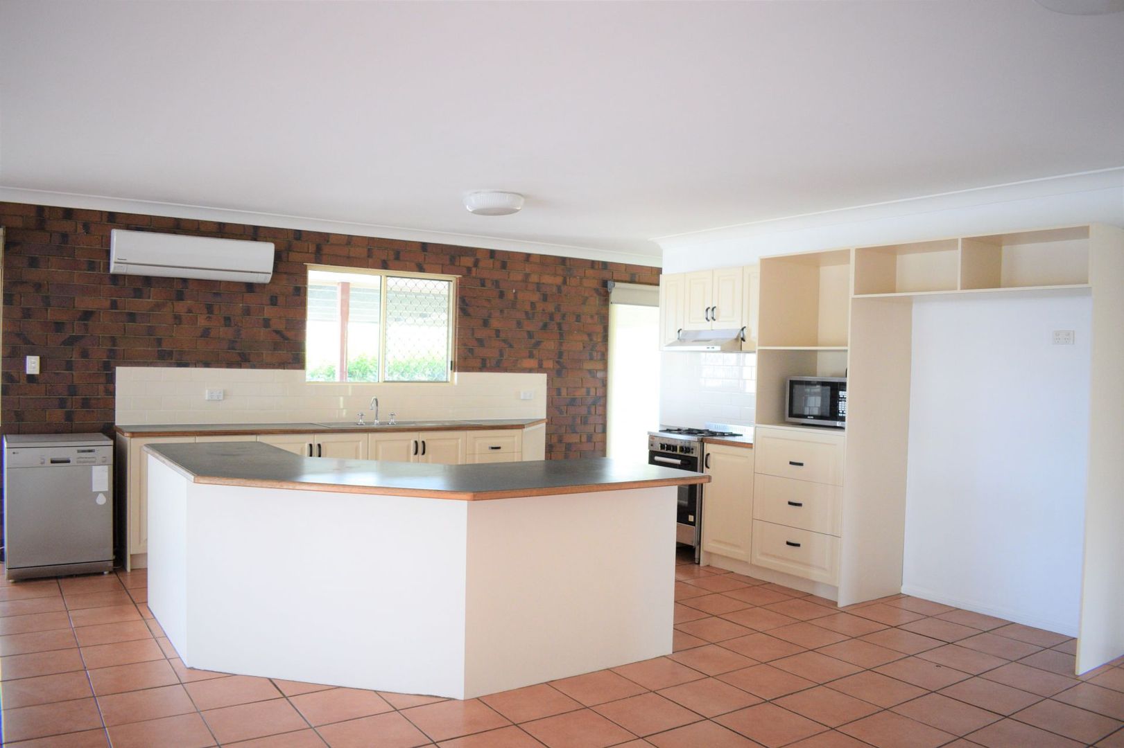 71 Caddy Ave, Urraween QLD 4655, Image 2