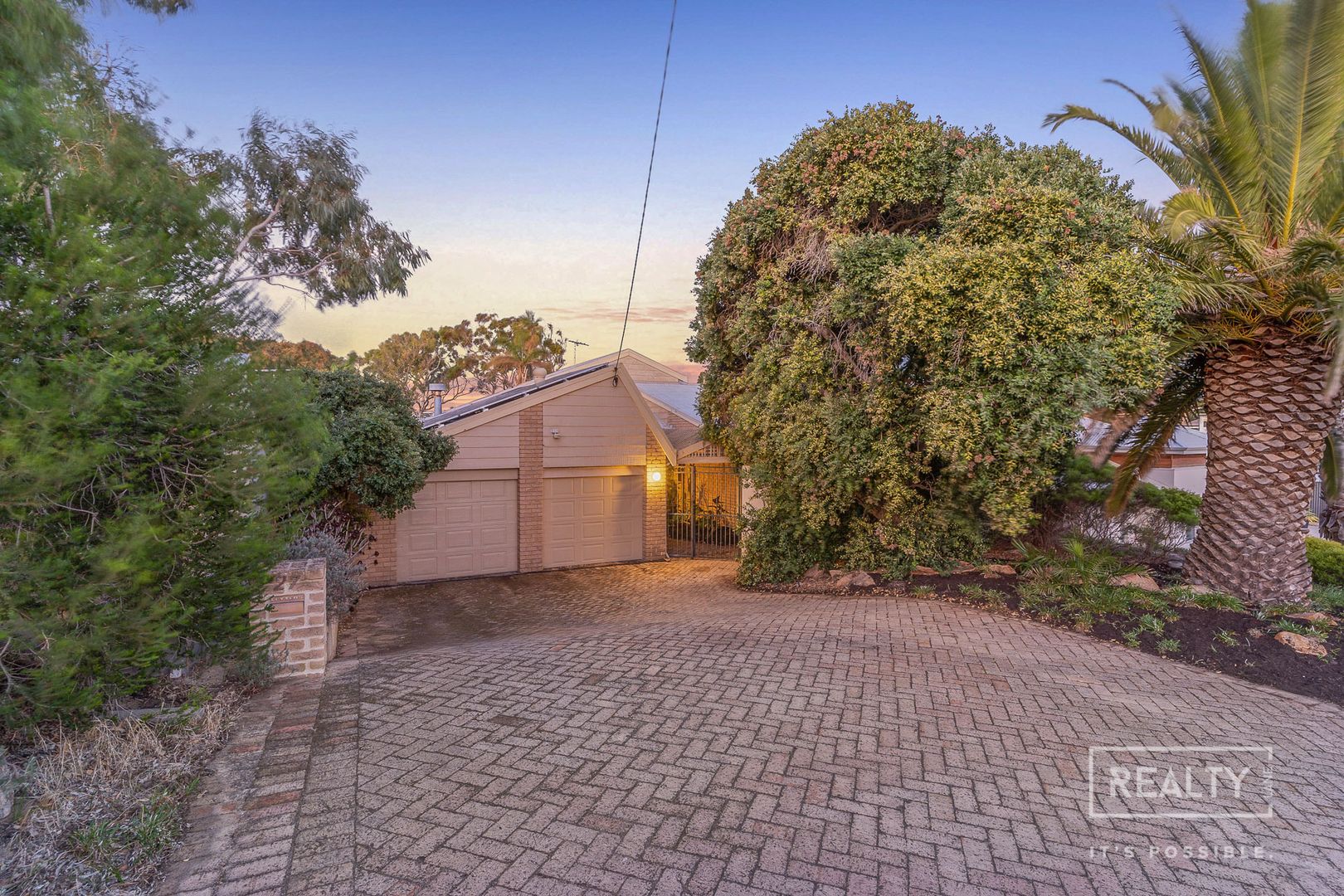 27 Peet Crescent, Trigg WA 6029, Image 2