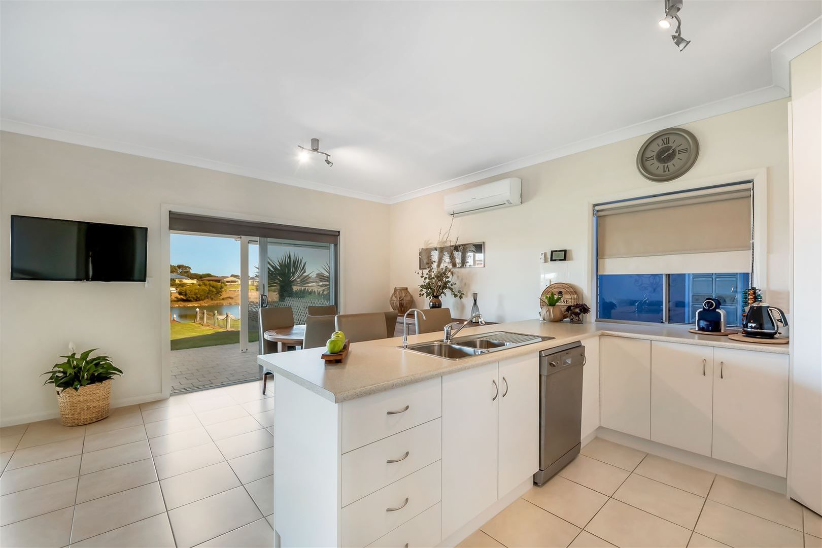 39 Wentworth Parade, Hindmarsh Island SA 5214, Image 2