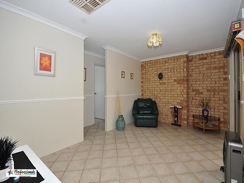 121 Bottlebrush Drive, KIARA WA 6054, Image 2