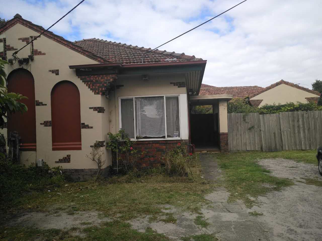 4 bedrooms House in 112 Warrigal Road OAKLEIGH VIC, 3166