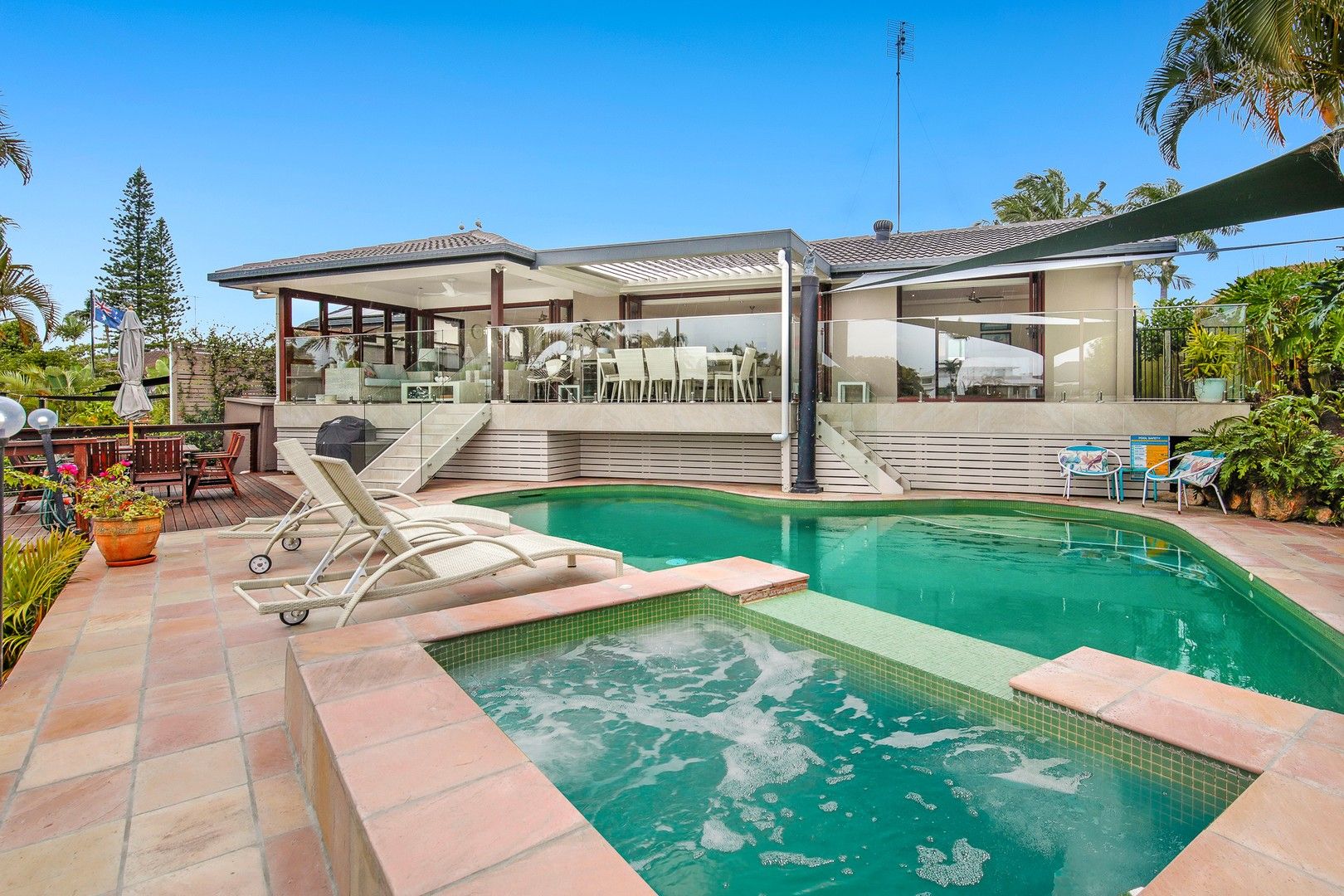 5 bedrooms House in 18 Donegal Crescent SORRENTO QLD, 4217