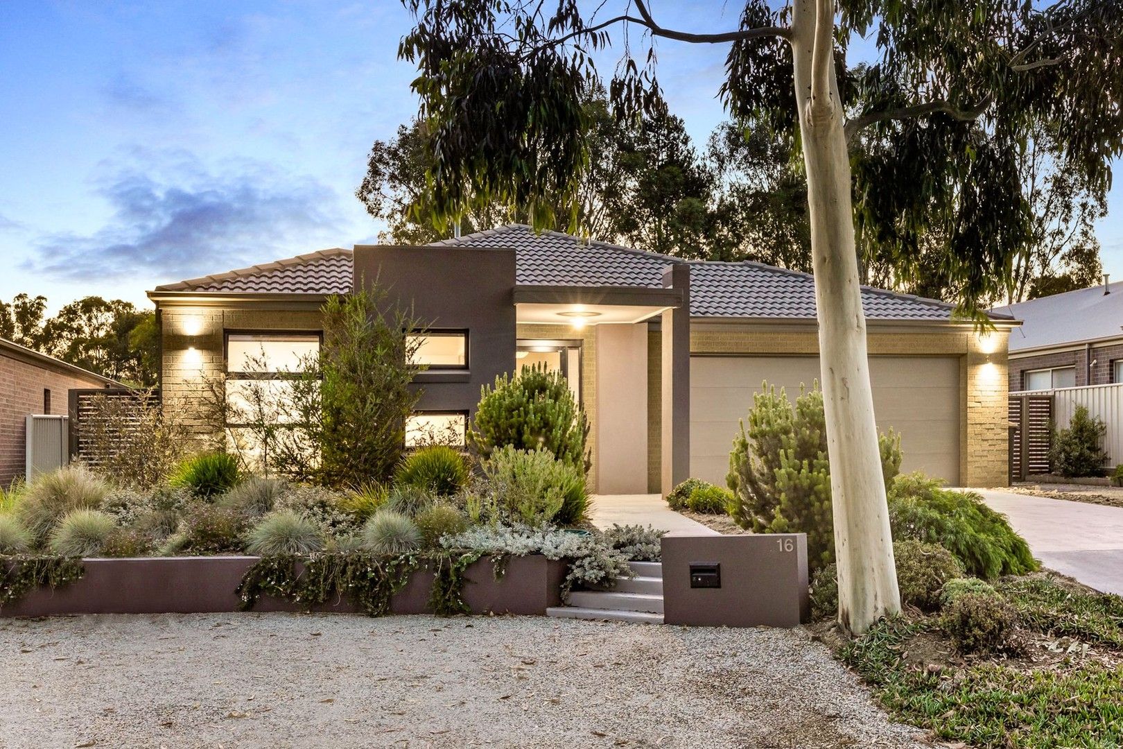 3 bedrooms House in 16 Nubrena Drive STRATHFIELDSAYE VIC, 3551