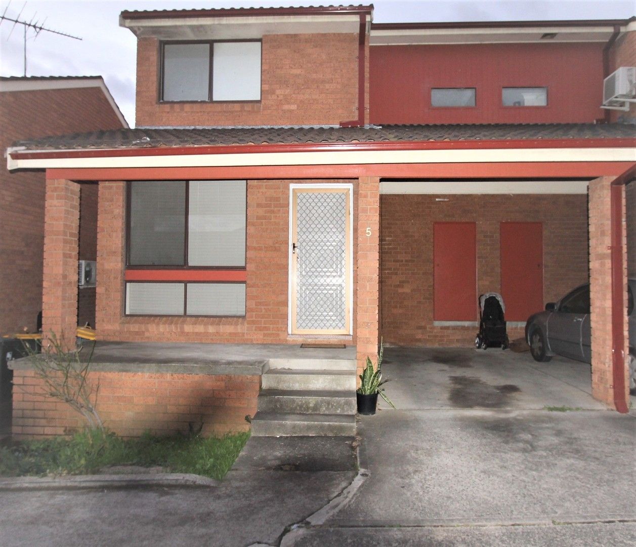 2 bedrooms Townhouse in 5/65 Canterbury Road GLENFIELD NSW, 2167