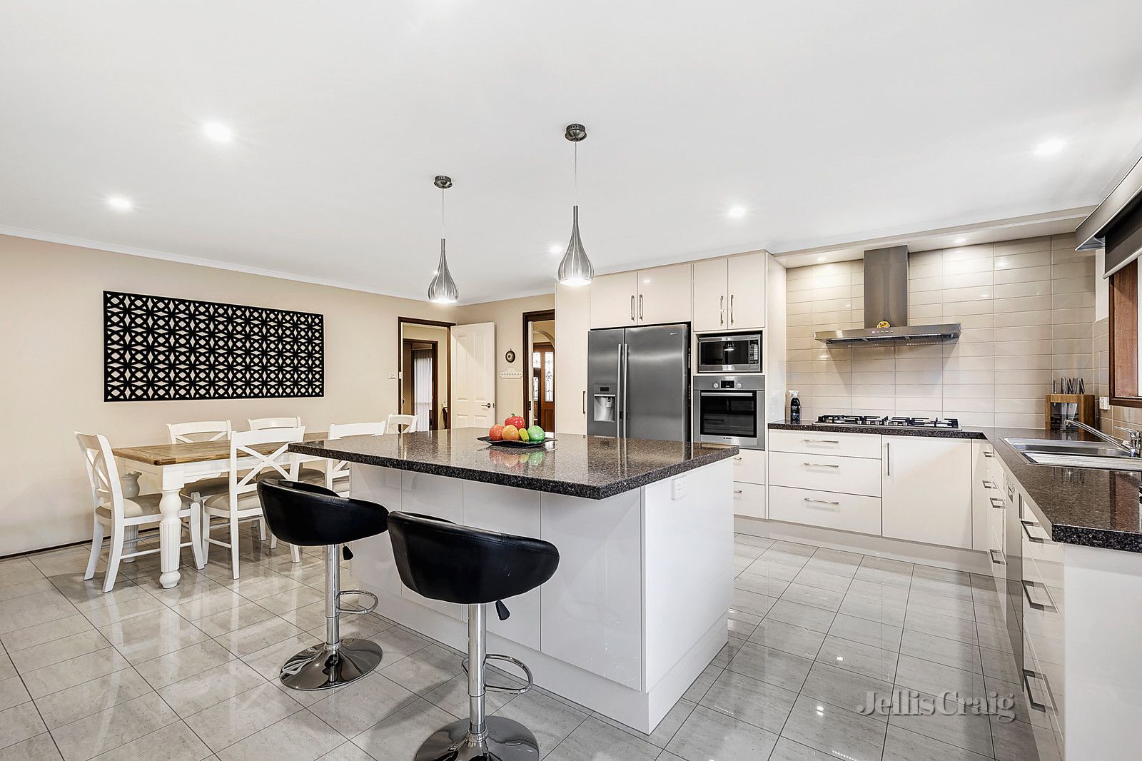 17 Alderbrook Avenue, Mulgrave VIC 3170, Image 2