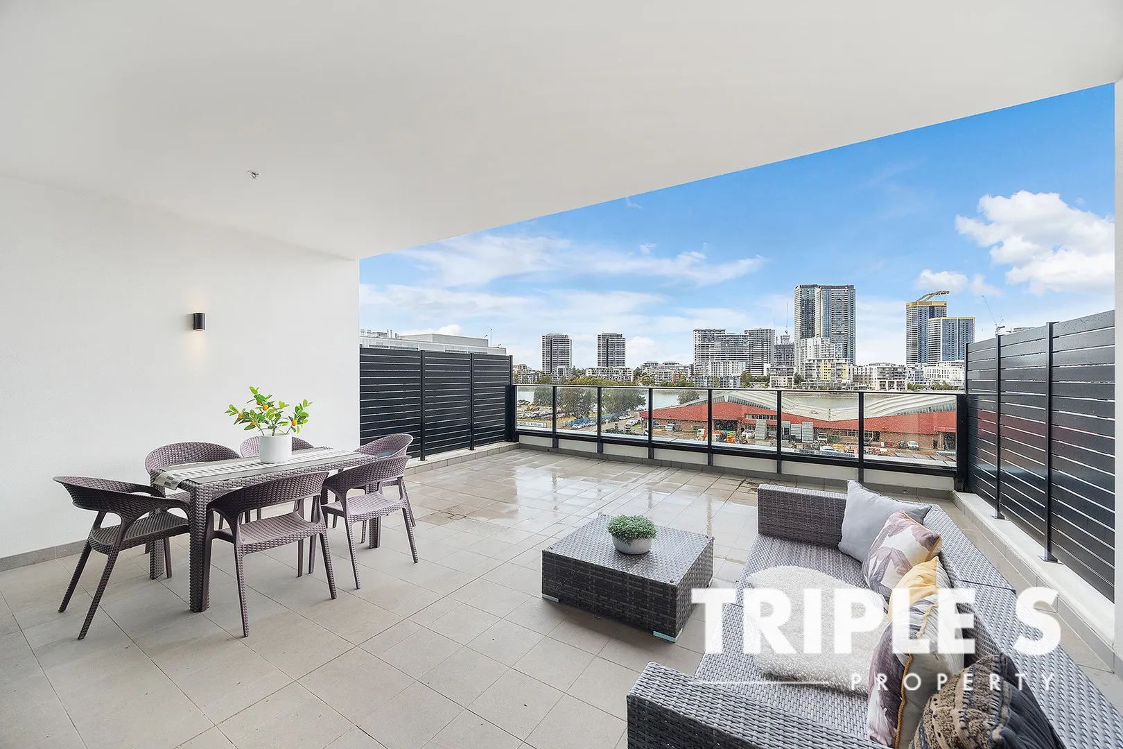 Huge terrace with a house-like lifestyle experience! East facing with water view!, Wentworth Point