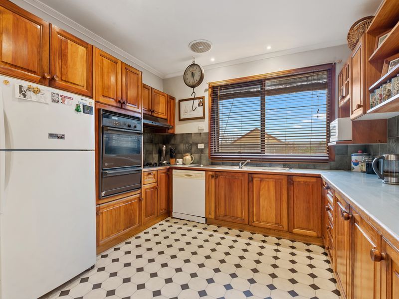 10 Stanfield Street, Long Gully VIC 3550, Image 2