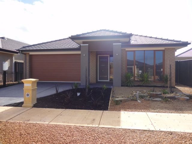 4 bedrooms House in 2 Snowsill Circuit POINT COOK VIC, 3030