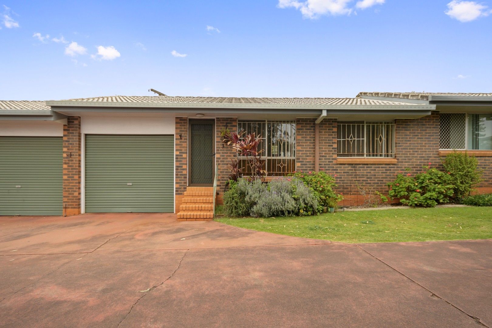 2 bedrooms Apartment / Unit / Flat in Unit 3/335 West Street HARRISTOWN QLD, 4350