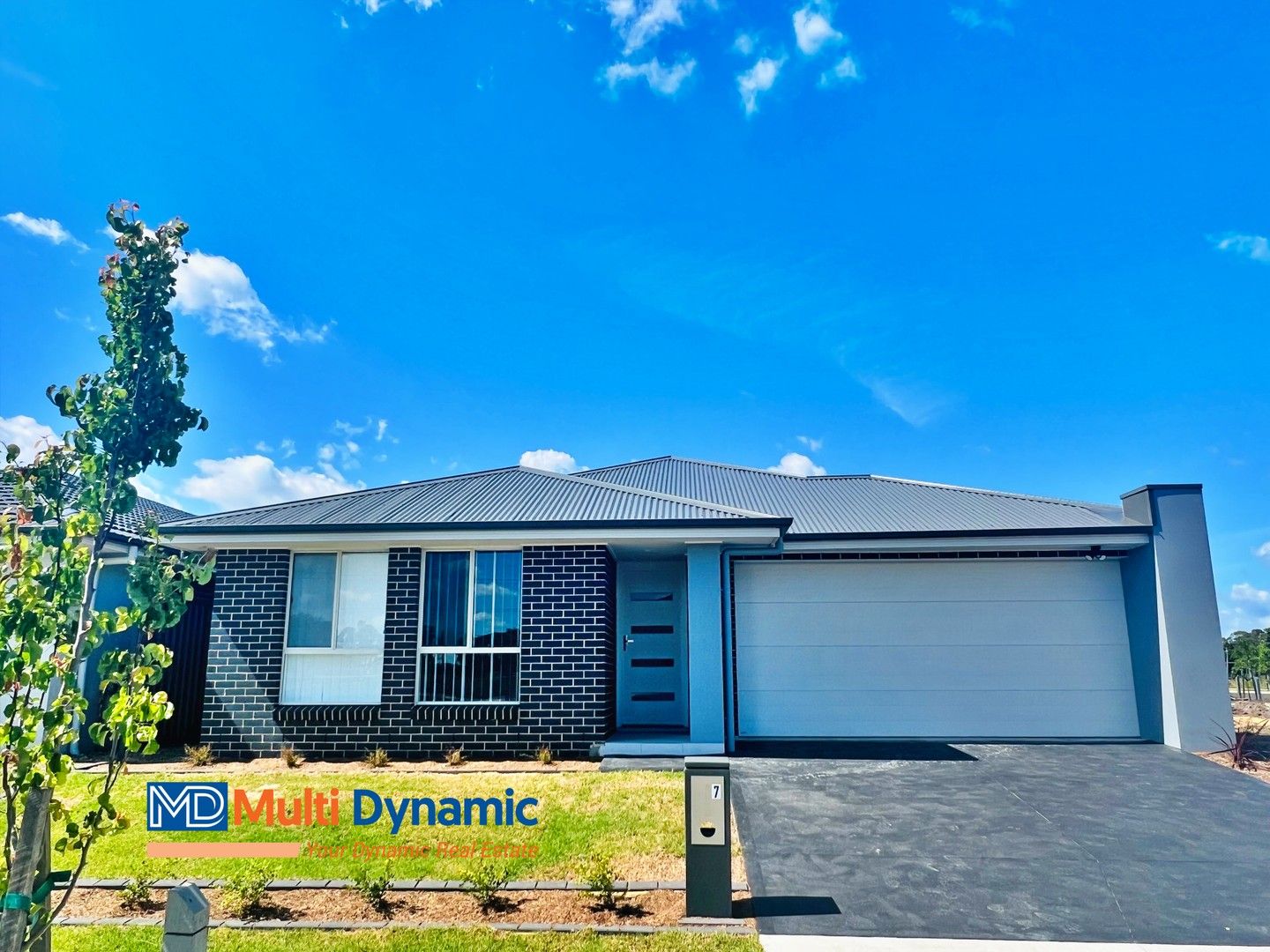 4 bedrooms House in 7 Eclipse Street ORAN PARK NSW, 2570