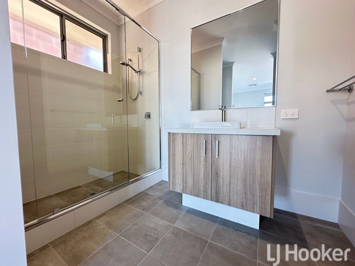 4 bedrooms House in 37 Sarasota Loop MADORA BAY WA, 6210