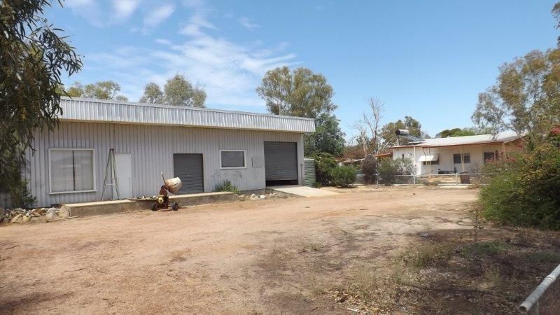 50 Hammond Street, Kellerberrin WA 6410, Image 2