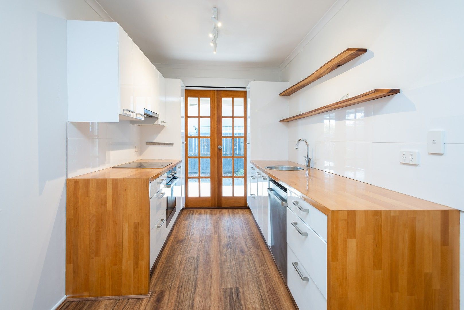 2 bedrooms Apartment / Unit / Flat in 2/4 Joy Avenue PARADISE POINT QLD, 4216