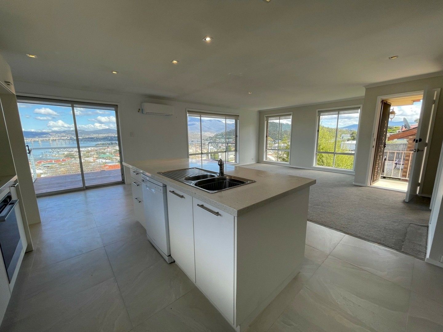 5 bedrooms House in 45 Karoola Road LINDISFARNE TAS, 7015