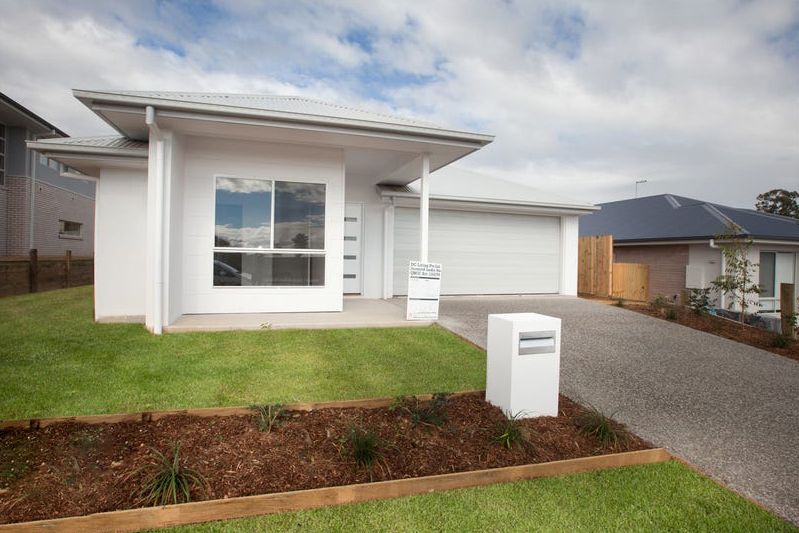 4 bedrooms House in 15 Hardwood Avenue SPRING MOUNTAIN QLD, 4300