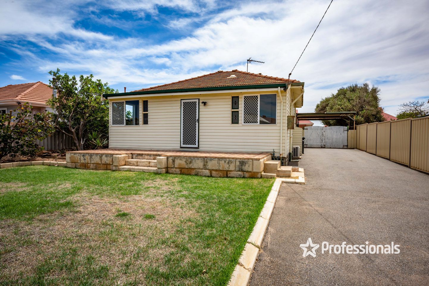 4 bedrooms House in 41 Whitfield Street BEACHLANDS WA, 6530