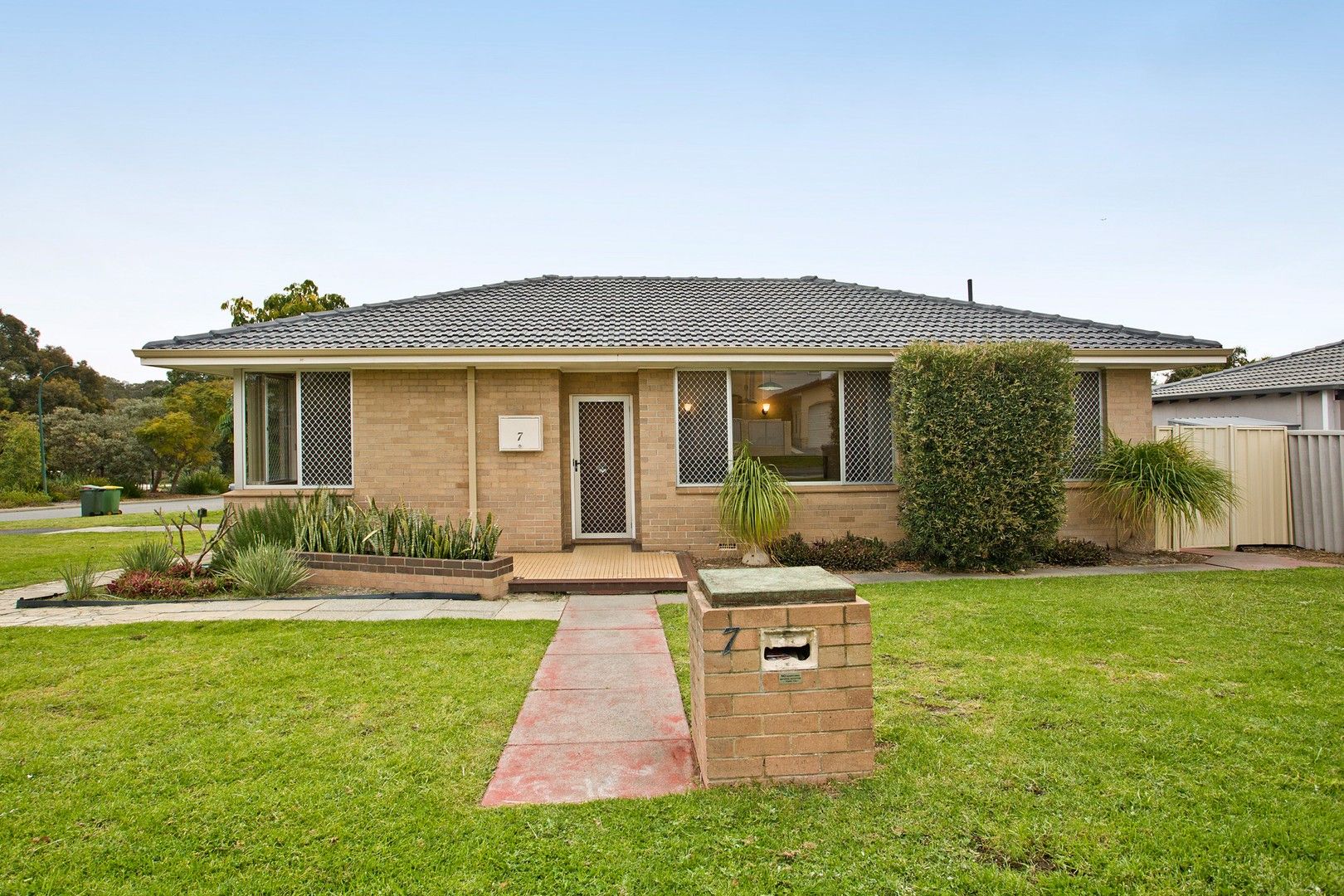 2 bedrooms House in 7 Redmond Street SALTER POINT WA, 6152