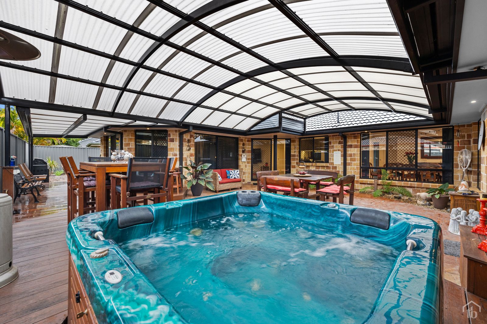 4 bedrooms House in 52 Avondale Drive BANORA POINT NSW, 2486