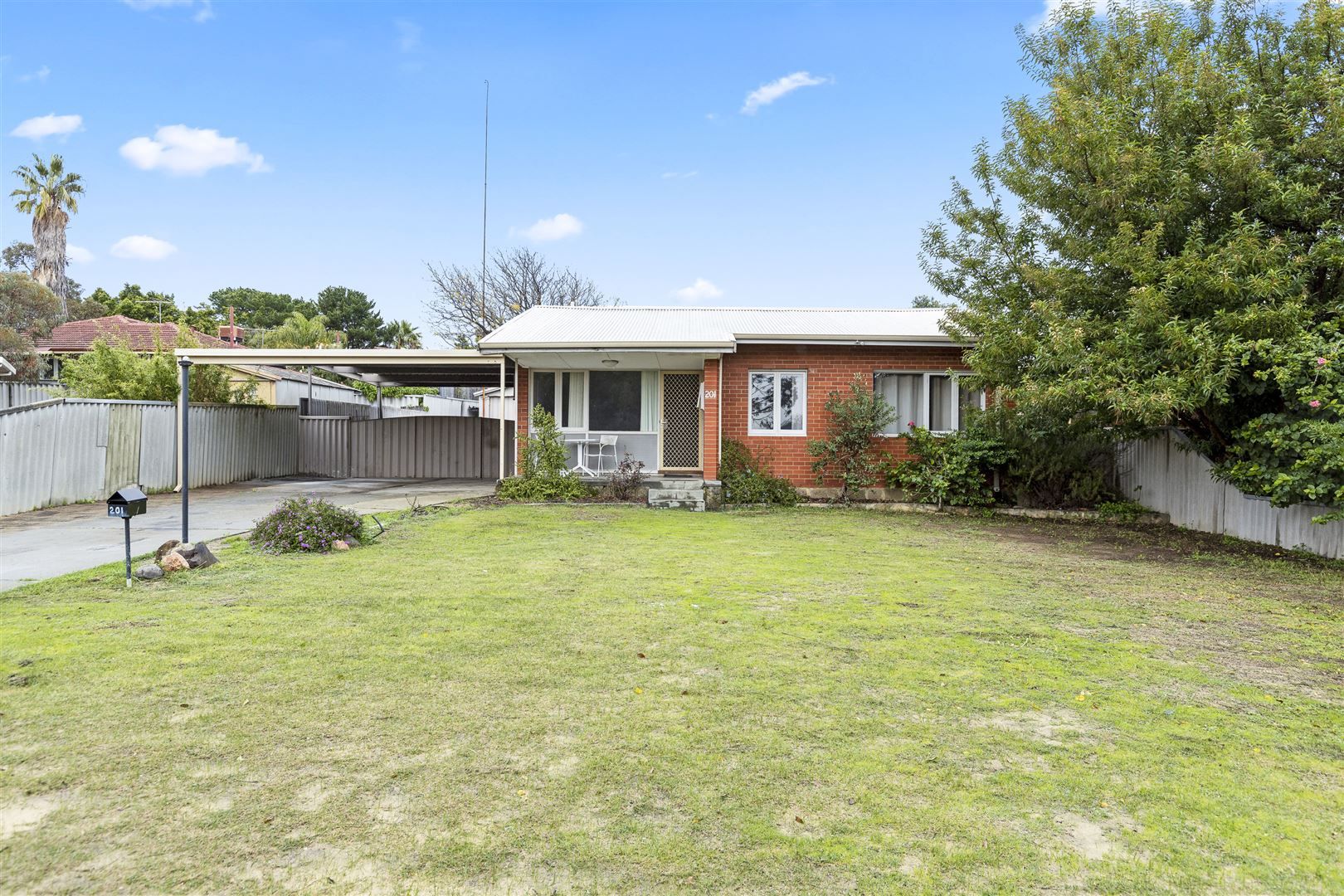 3 bedrooms House in 201 Winterfold Road COOLBELLUP WA, 6163