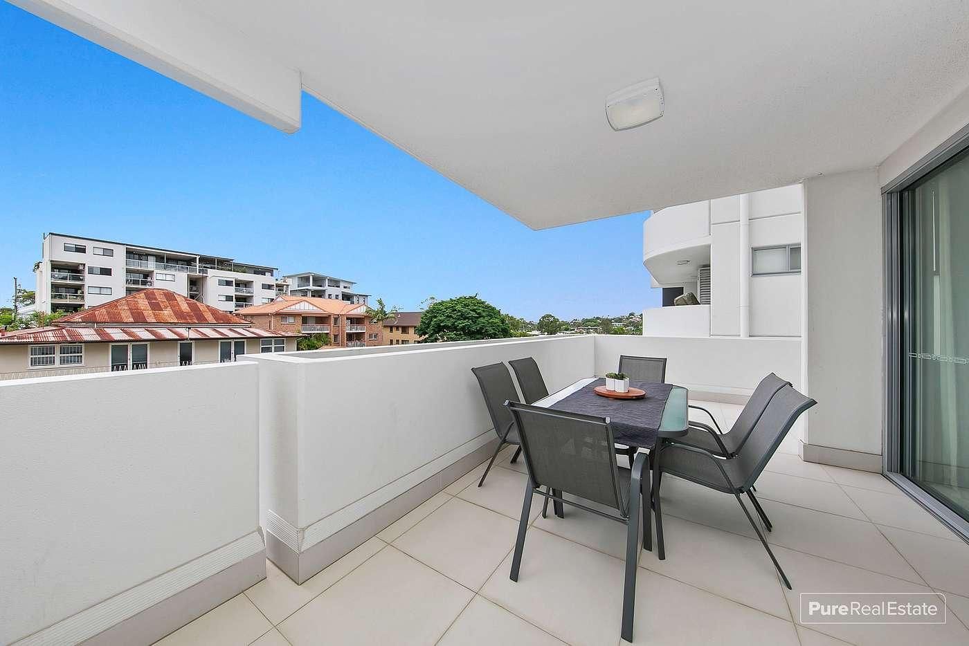 2 bedrooms Apartment / Unit / Flat in 204/13 Isedale Street WOOLOOWIN QLD, 4030