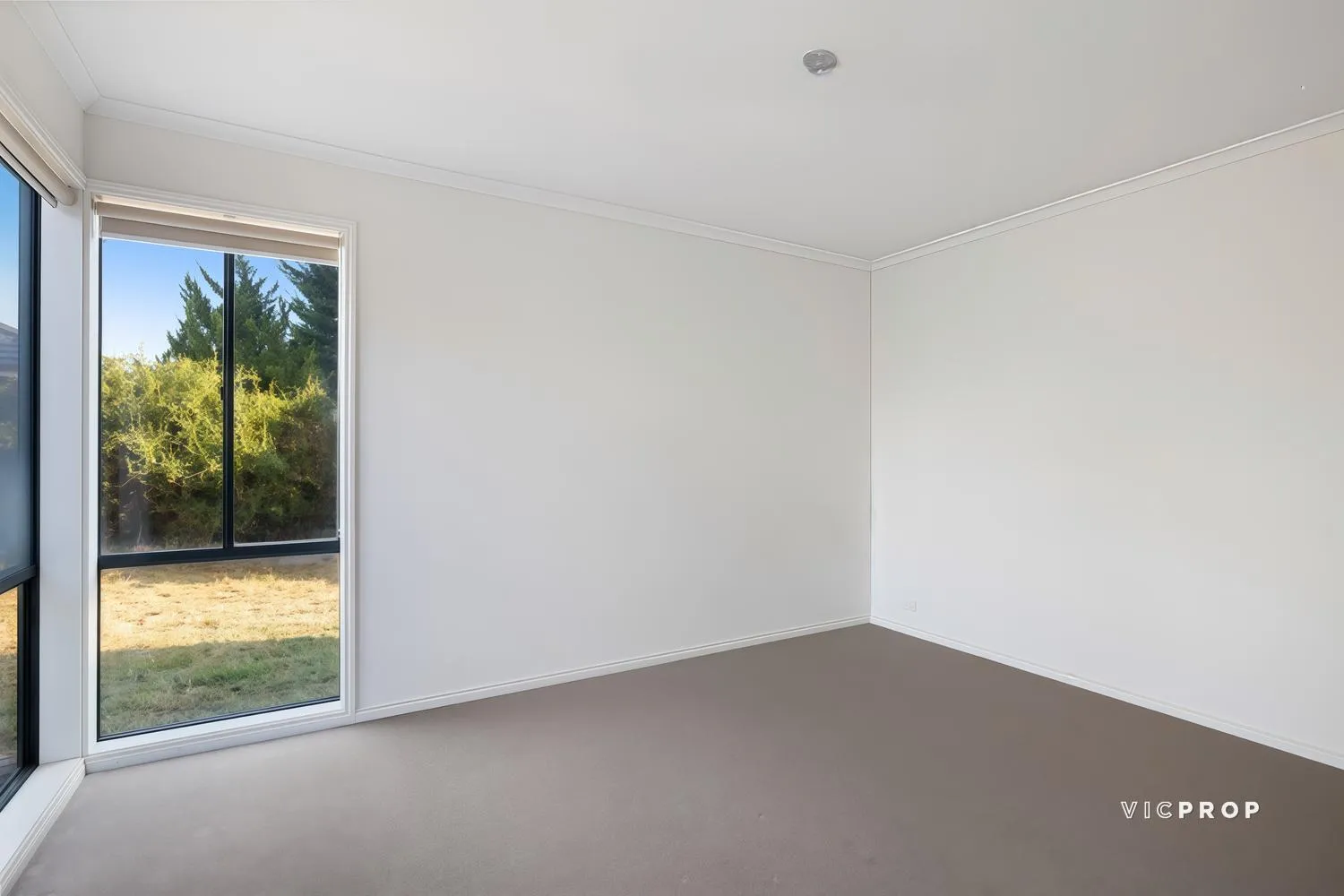 UNDER APPLICATION - CONVENIENCE FAMILY HOME NEAR POINT COOK TOWN CENTRE! - Więcej