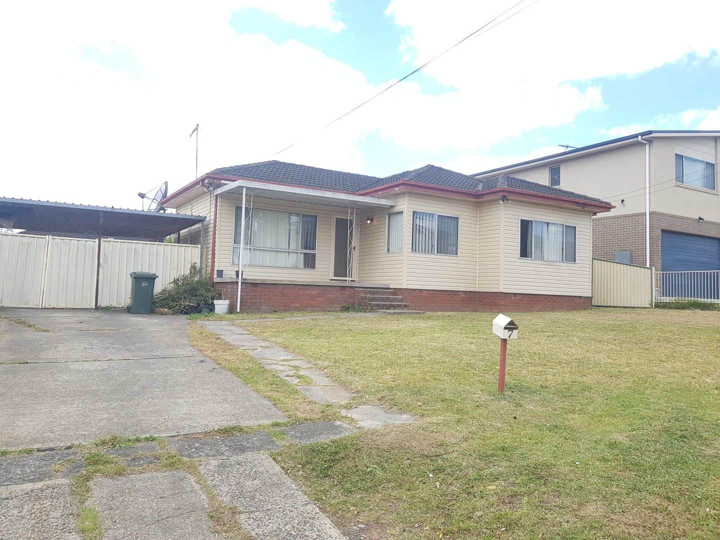 3 bedrooms House in 7 LINDSAY AVENUE SMITHFIELD NSW, 2164