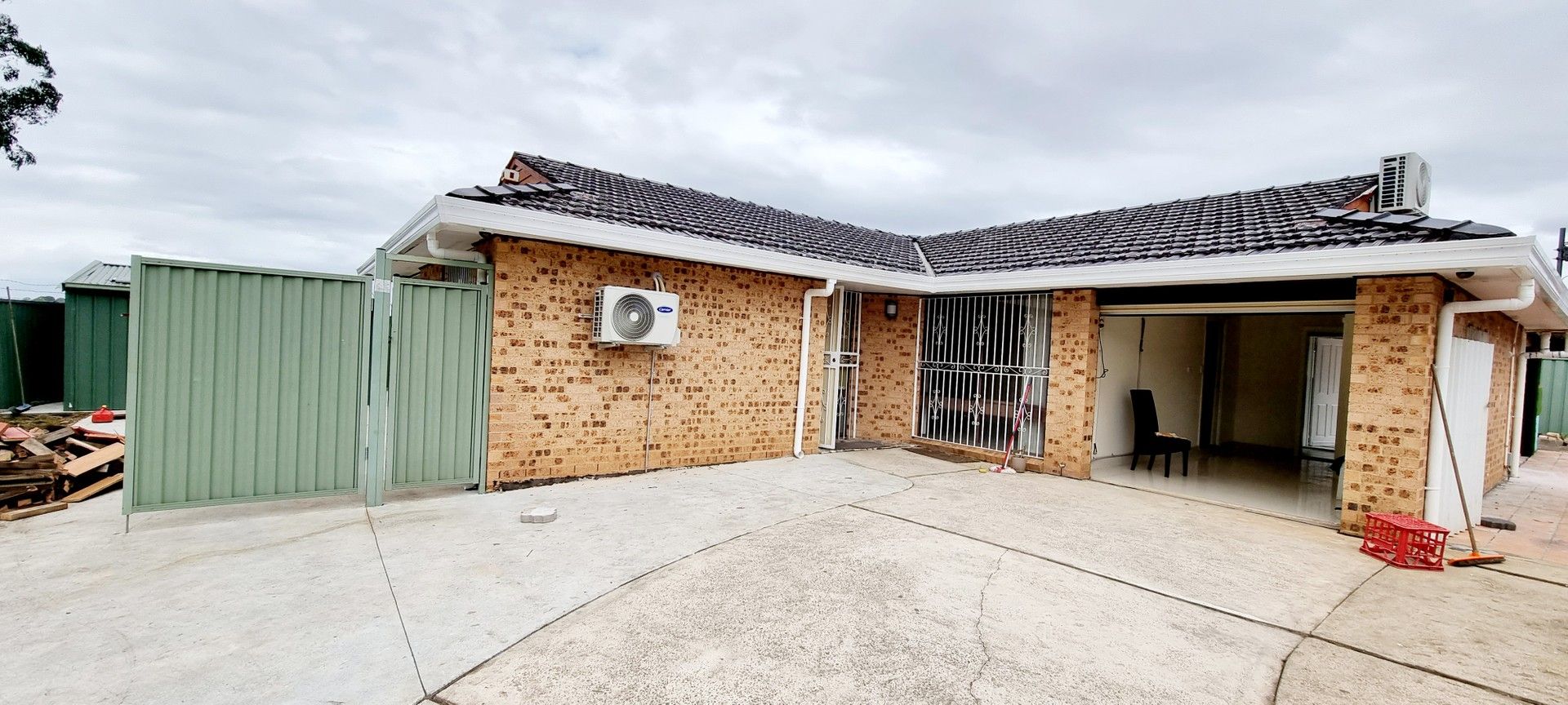 5 bedrooms House in 5 SINDEL CLOSE BONNYRIGG NSW, 2177