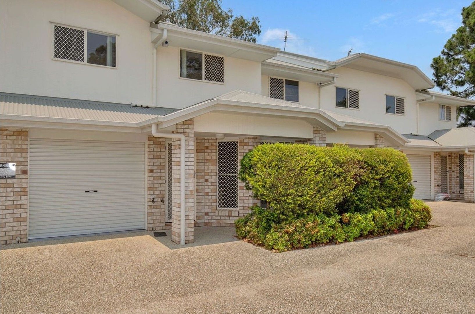 3 bedrooms Townhouse in 2/95-97 River Hills Road EAGLEBY QLD, 4207