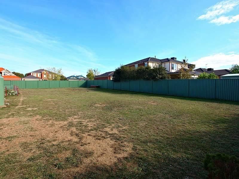 17 Coach House Drive, ATTWOOD VIC 3049, Image 2