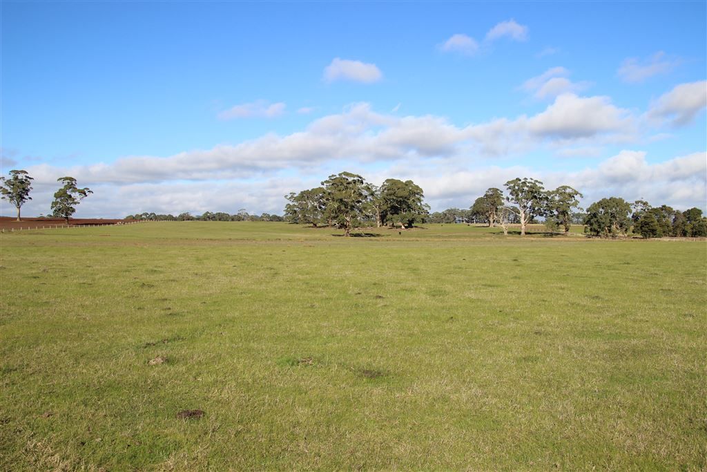 'O’Mellys' , Long Swamp Road, Dean VIC 3363, Image 2