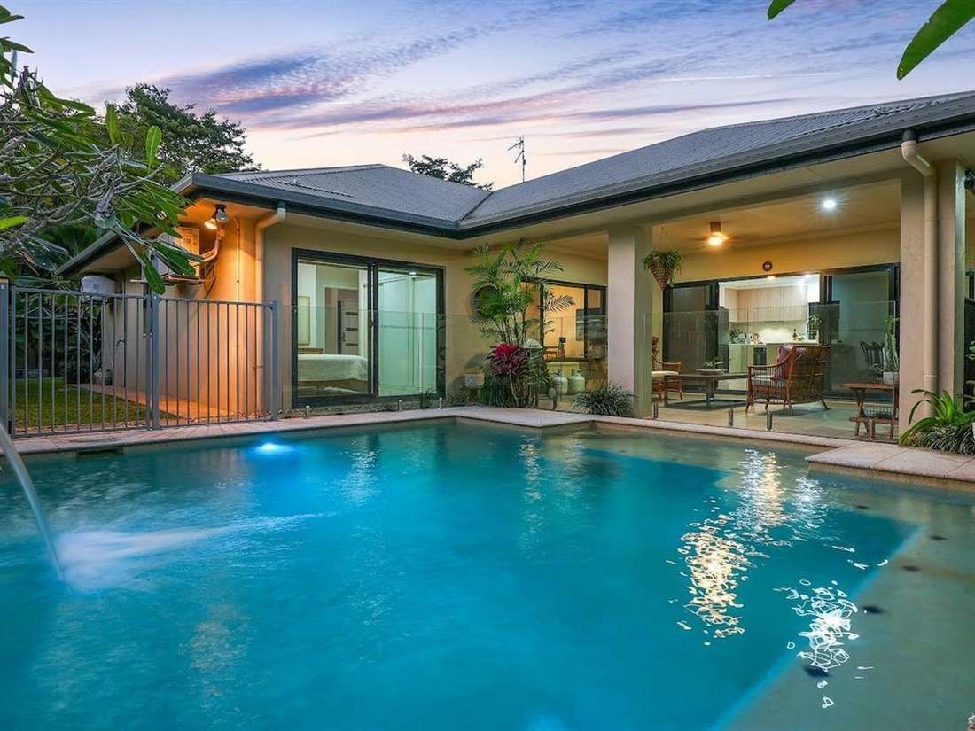 4 bedrooms House in 11 Huntley Cresent REDLYNCH QLD, 4870