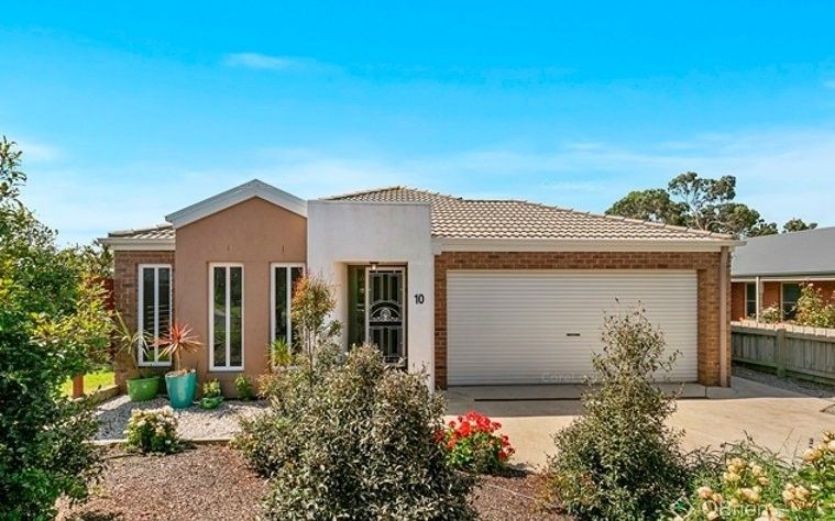 3 bedrooms House in 10 Hakea Court COWES VIC, 3922