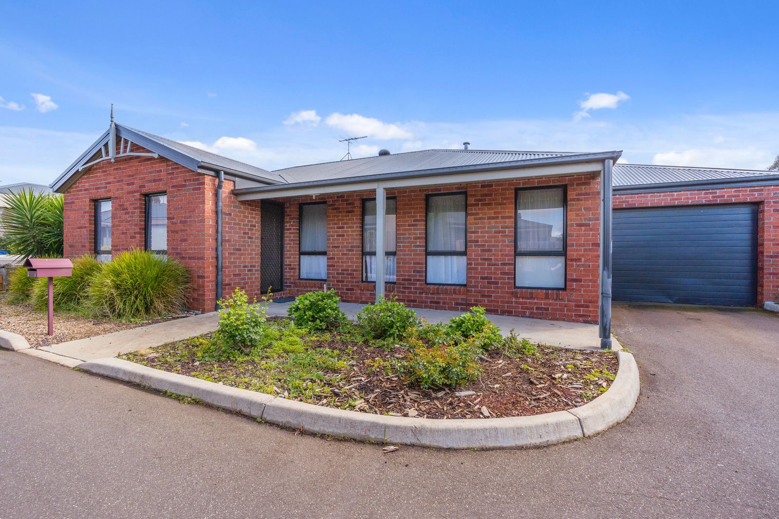 2/8 Silverdale Drive, Darley VIC 3340, Image 0