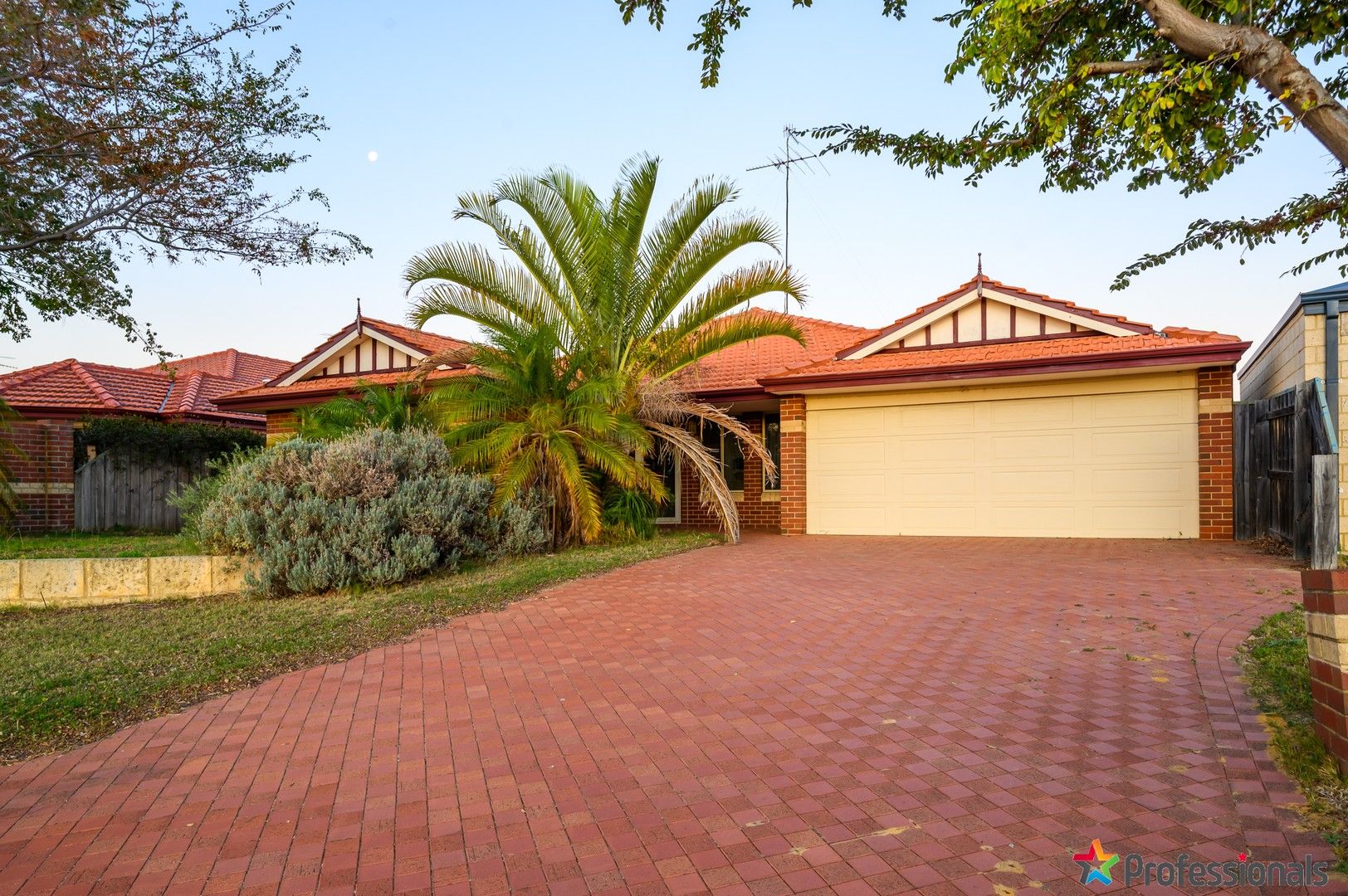 4 bedrooms House in 145 Peelwood Parade HALLS HEAD WA, 6210