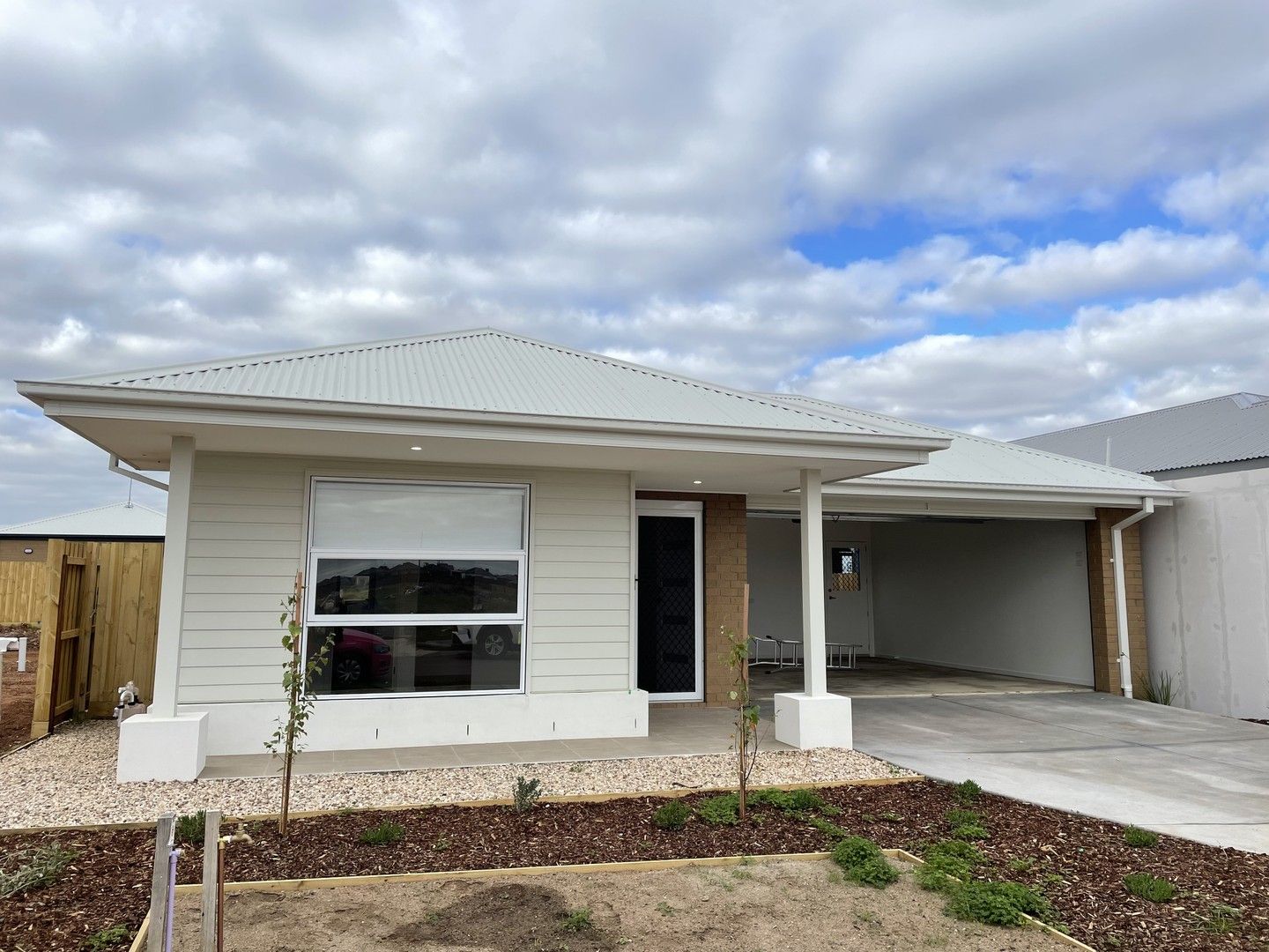 3 bedrooms House in 7 Islamabad Crescent MOUNT COTTRELL VIC, 3024