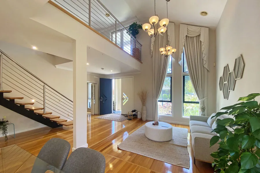 Sophistication, Style and Location ** Furnished 4 Bedroom Home with swiming pool - Widok 3