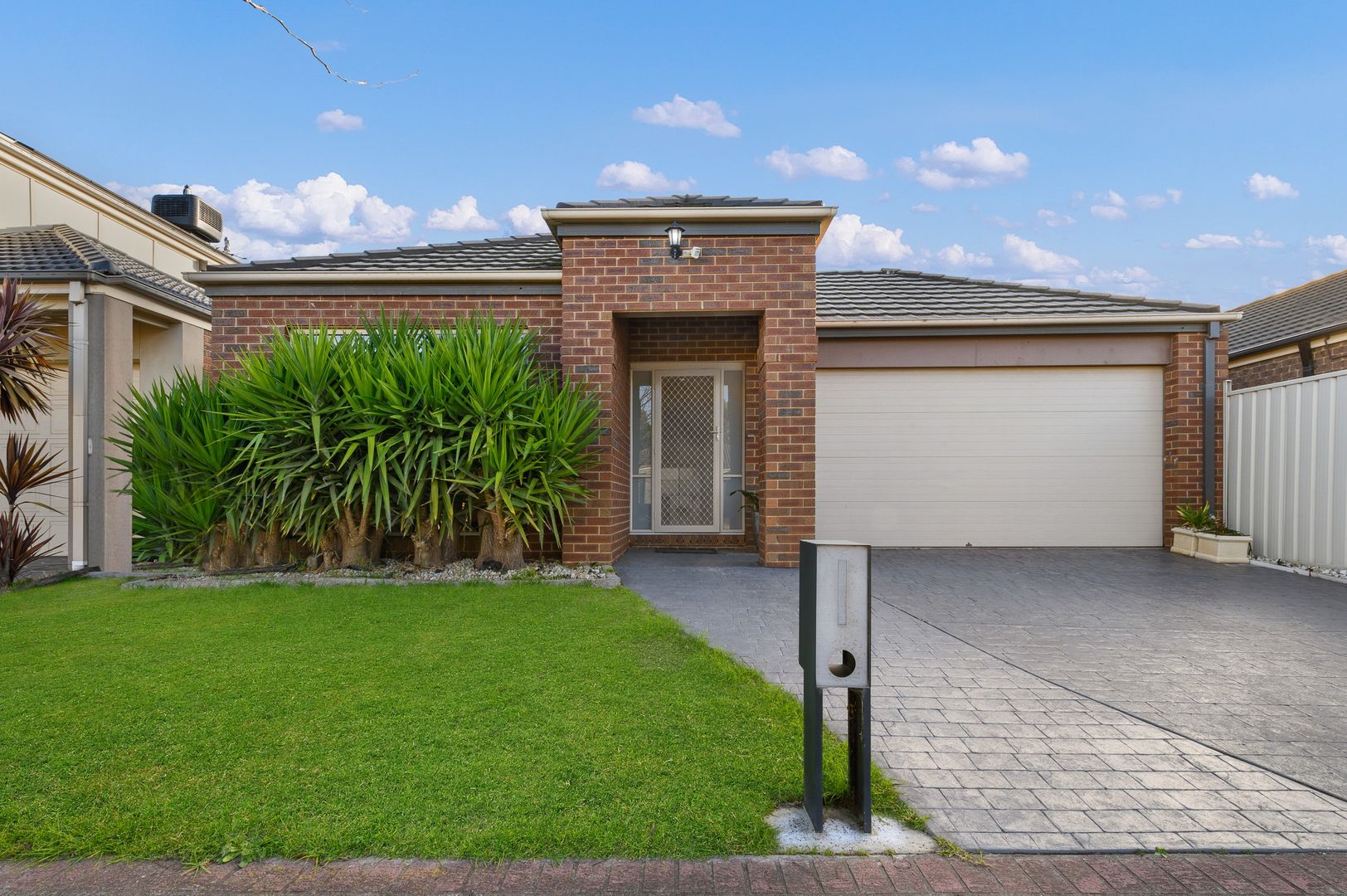 6 Hunts Cross Way, Caroline Springs Property History & Address