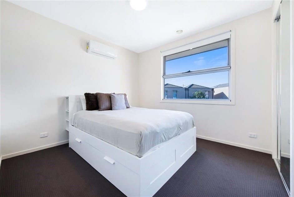 3 bedrooms House in 8 Alandown Close KNOXFIELD VIC, 3180