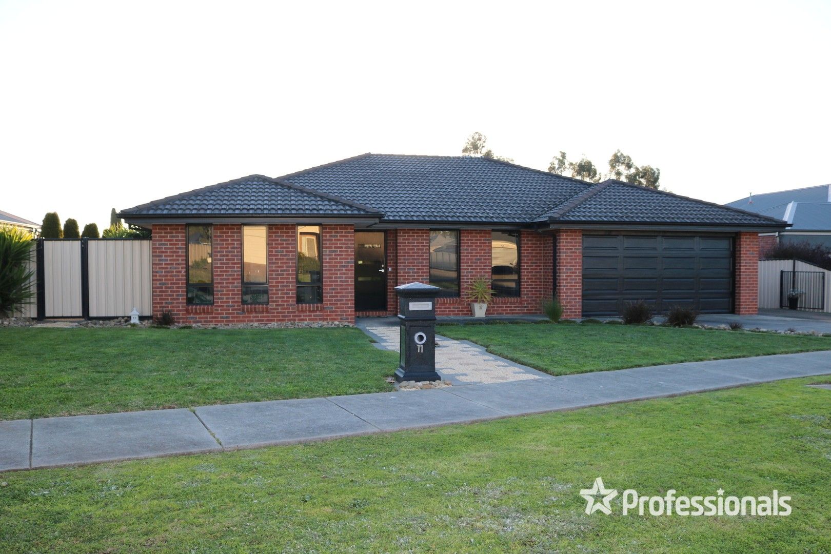 11 Normanby Place, Hamilton VIC 3300, Image 0