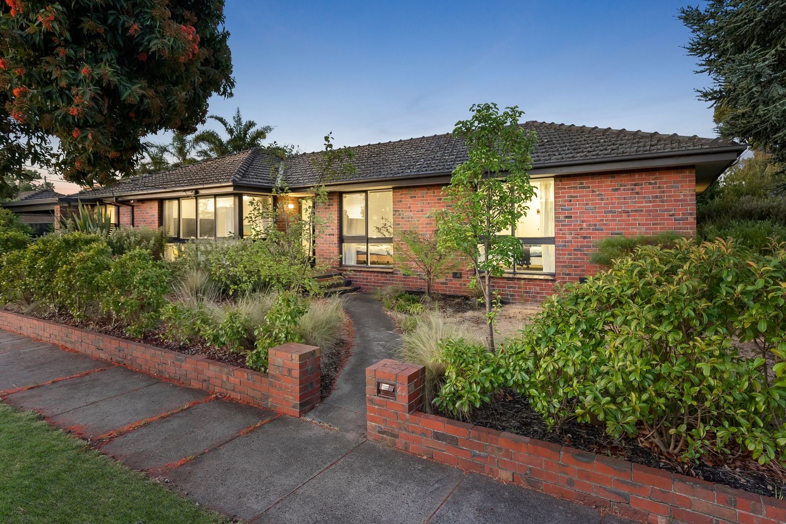 4 bedrooms House in 21 Kardinian Avenue CHELTENHAM VIC, 3192