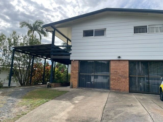 5 bedrooms House in 38 Manooka Dr CANNONVALE QLD, 4802