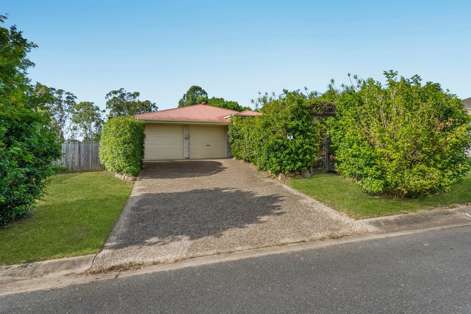 5 Vernon Place, Edens Landing QLD 4207
