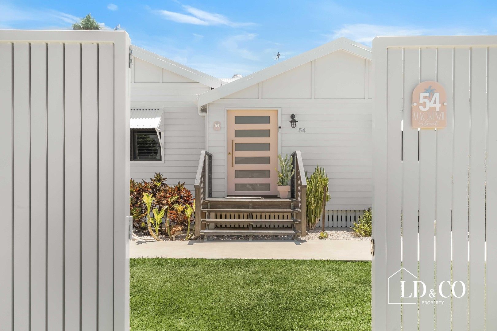 4 bedrooms House in 54 Mackenzie Street WEST MACKAY QLD, 4740