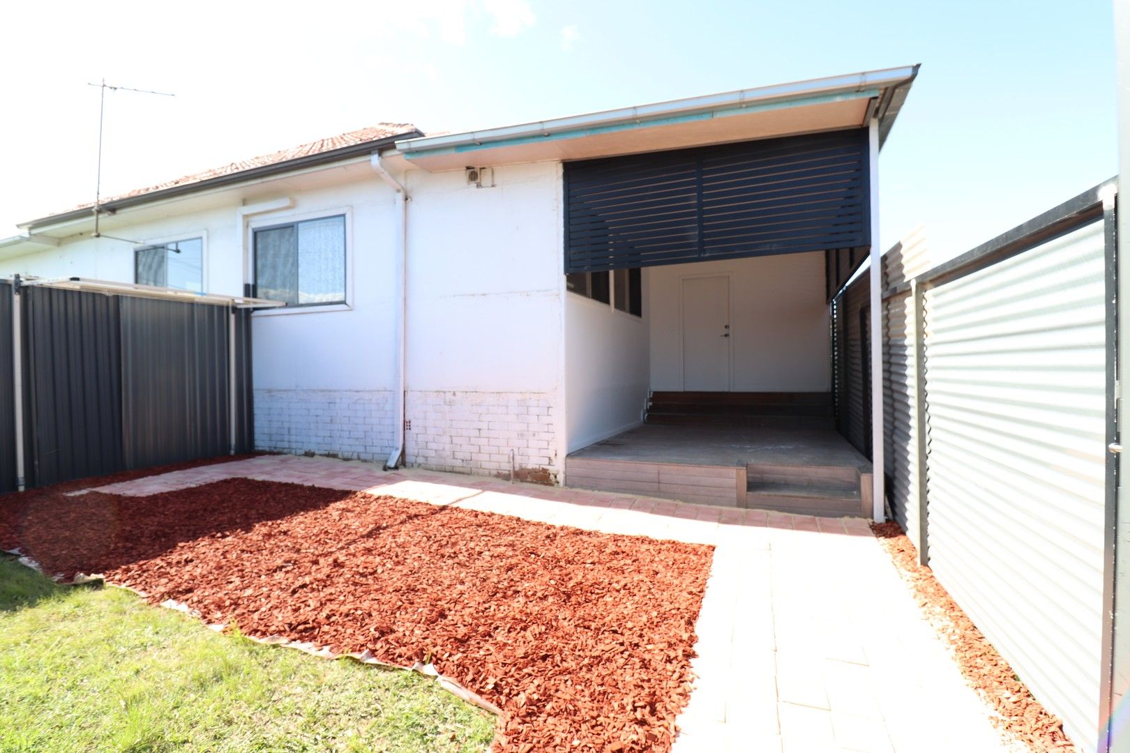 2 bedrooms House in 287B Roberts Rd GREENACRE NSW, 2190