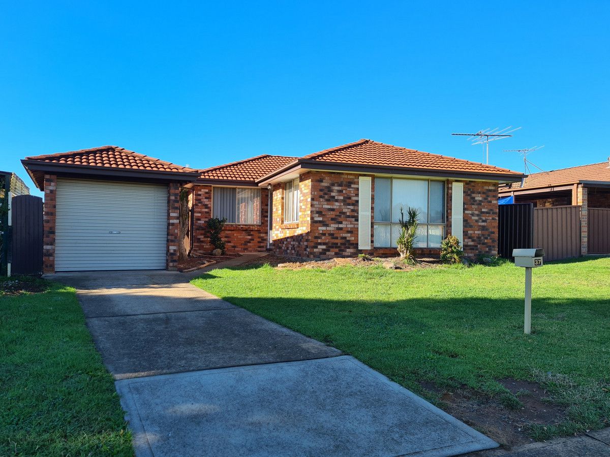 3 bedrooms House in 37 St Helens Park Drive ST HELENS PARK NSW, 2560