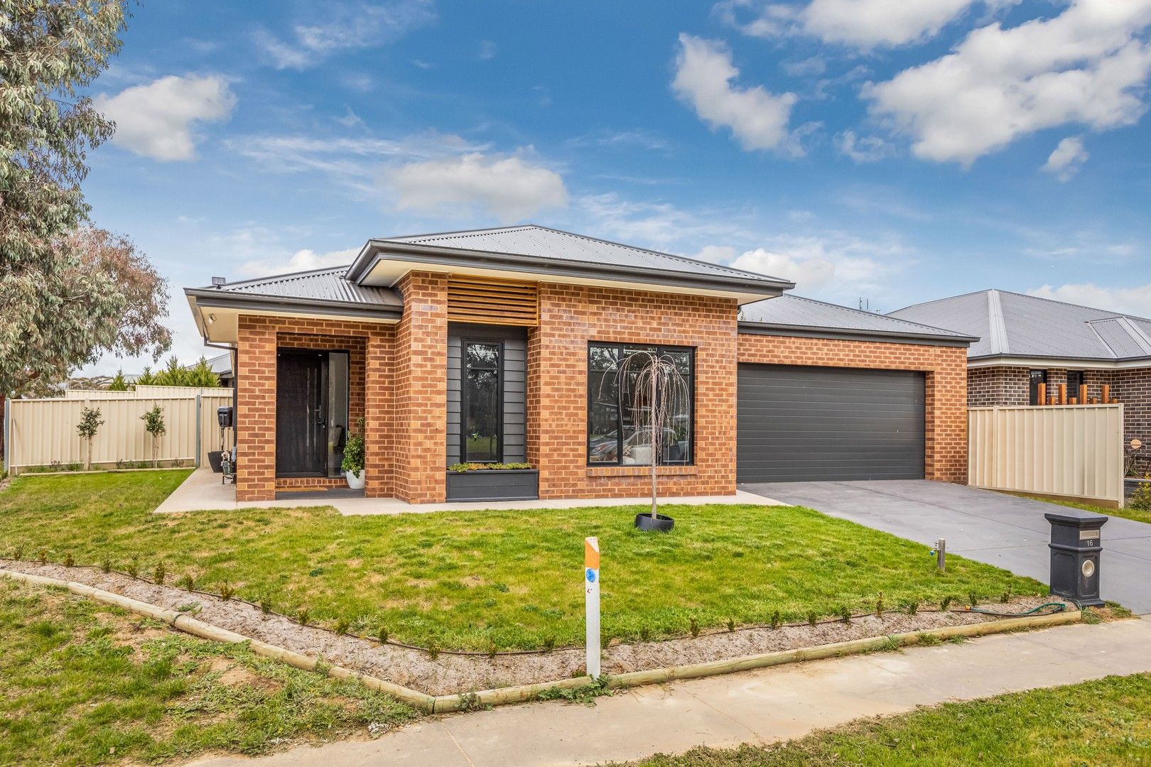 3 bedrooms House in 16 Park Village Terrace STRATHFIELDSAYE VIC, 3551