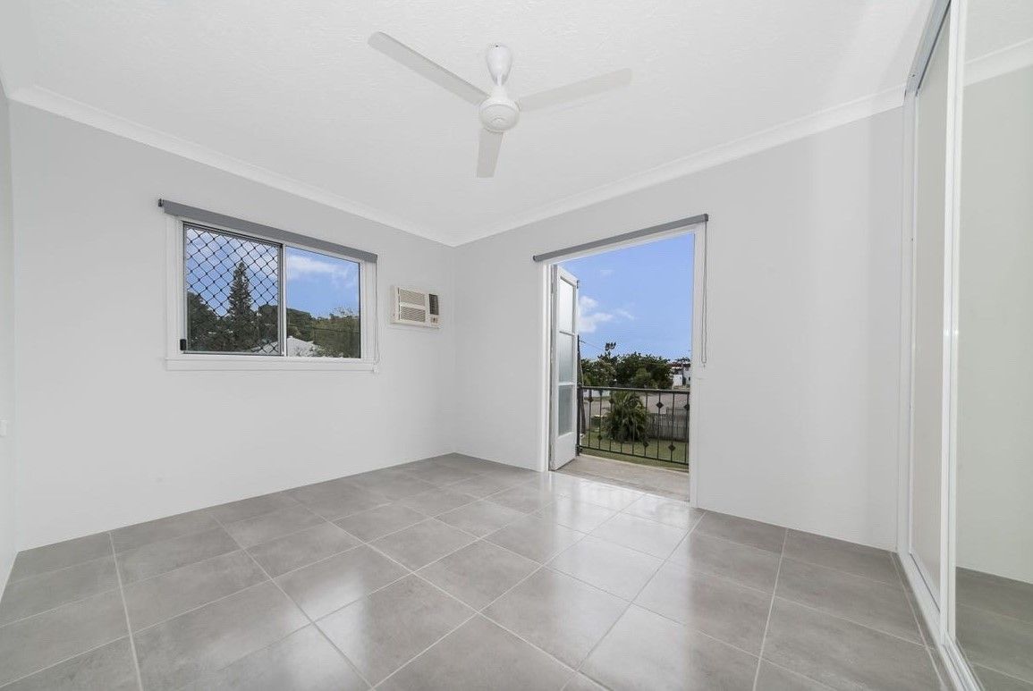 3 bedrooms Apartment / Unit / Flat in 2/15 Carr Street HERMIT PARK QLD, 4812