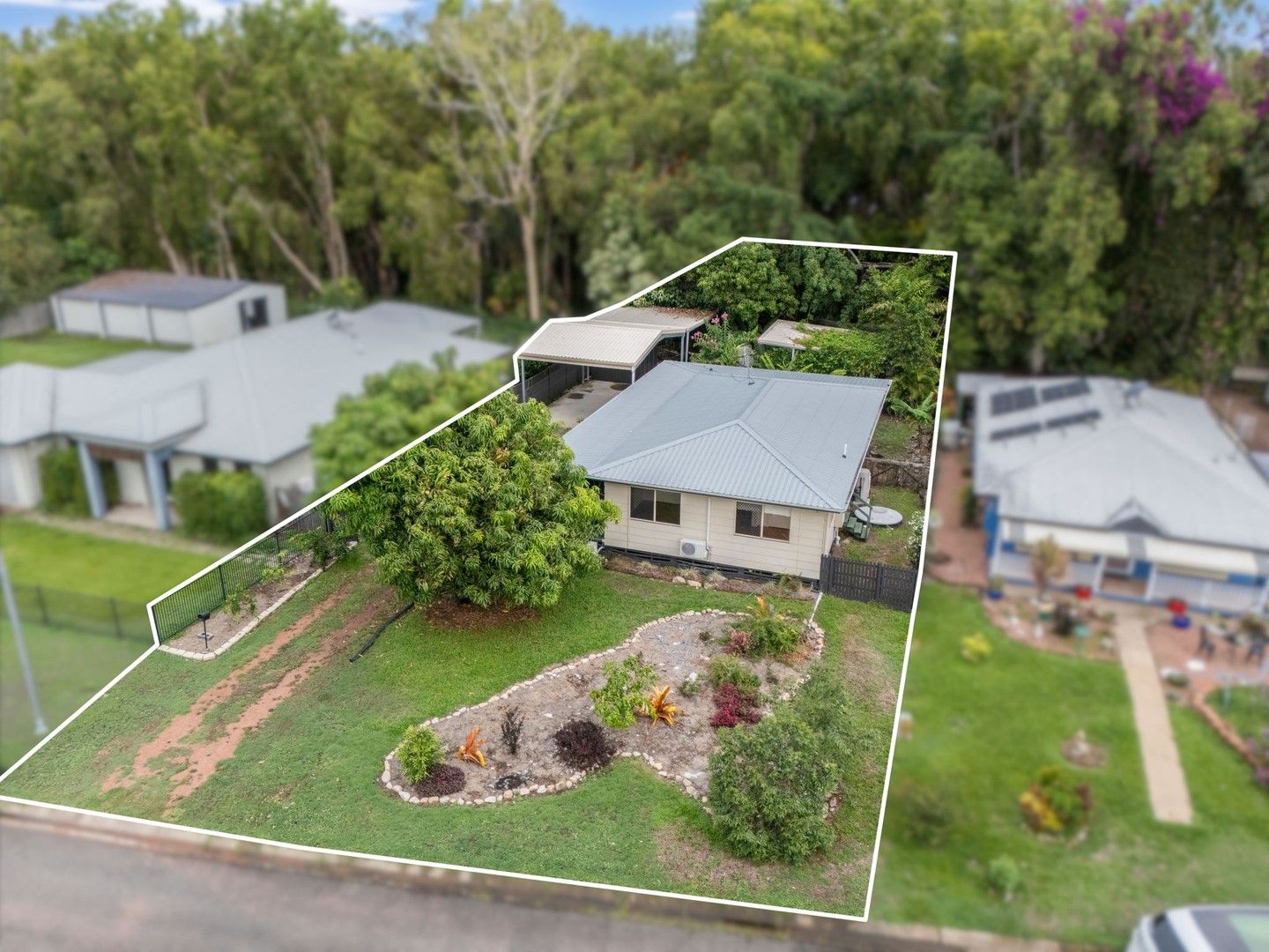 3 bedrooms House in 10 Howitson Drive BALGAL BEACH QLD, 4816